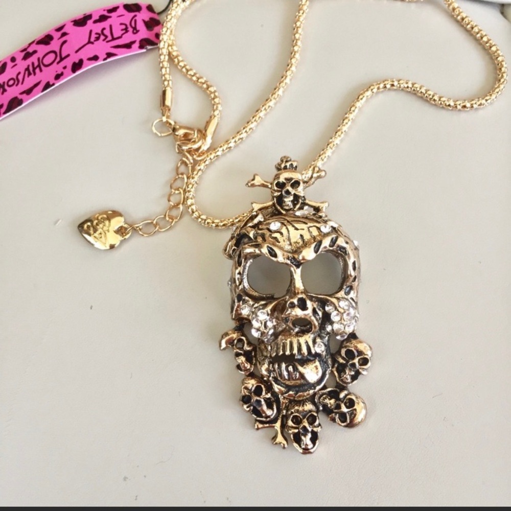 NWT Antiqued Crossbones Skull Necklace